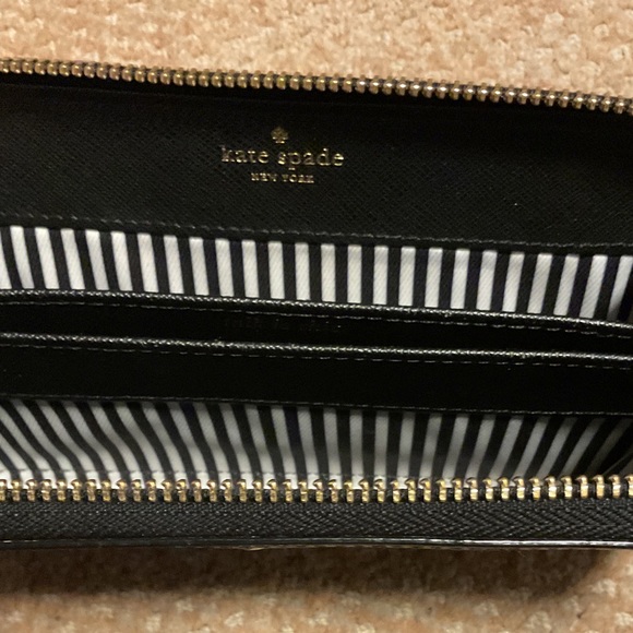 Kate Spade wristlet. - Picture 4 of 4